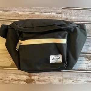 🌻Herschel Supply Company Belt Bag-black